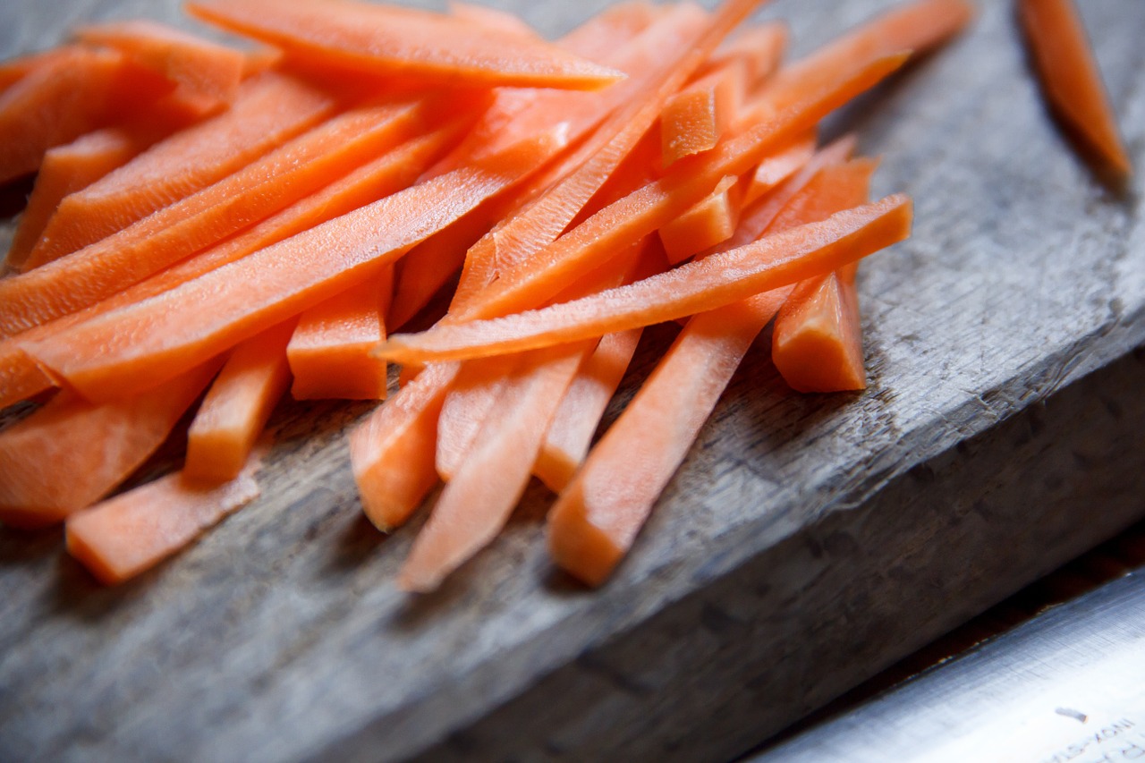 Салат из морковных палочек в мандариновом соусе 