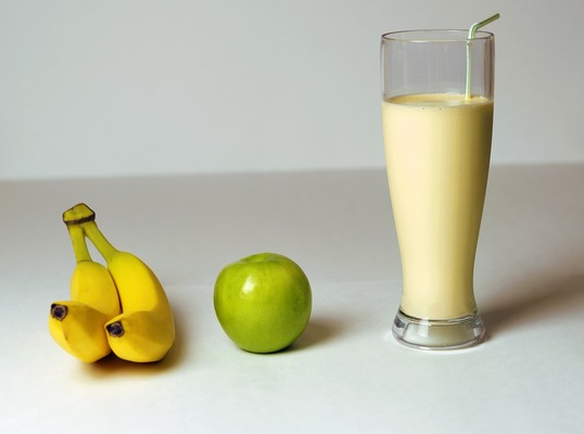 Яблучно-банановий смузі на молоці