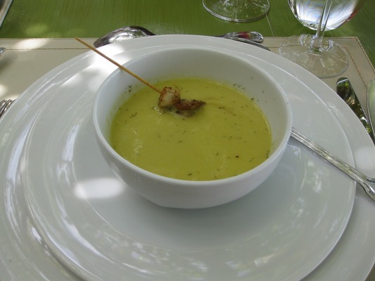 Гороховий суп на копчених реберцях з беконом