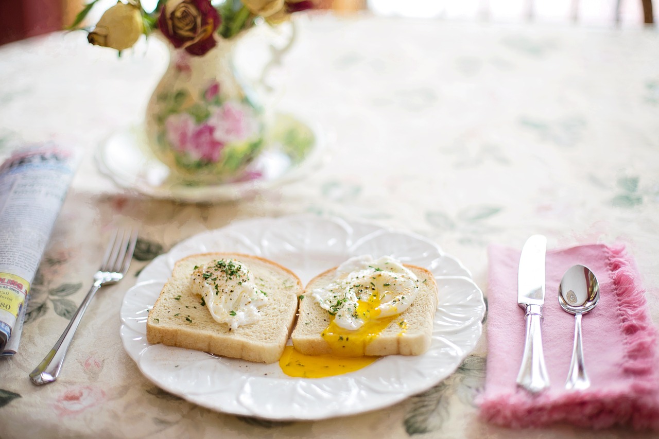 Тост со сливочным сыром и яйцом пашот 
