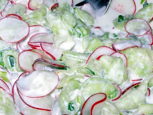 смачний салат з редискою та огірком