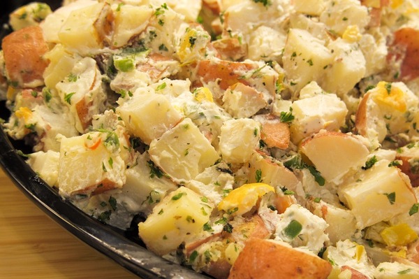 Картофельный салат с беконом и сыром чеддер