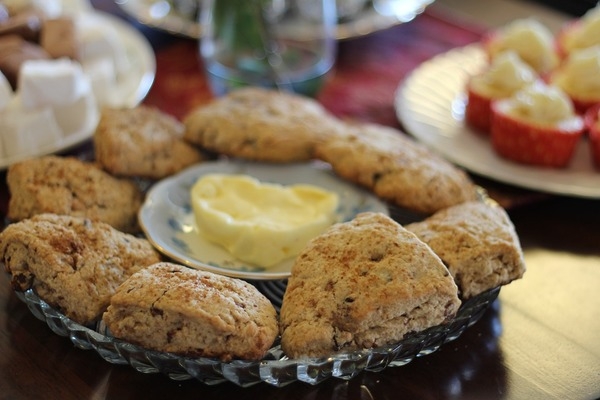 Сконы, маффины, печенье — три рецепта соленой выпечки с сыром чеддер