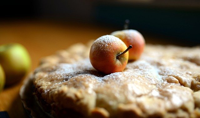 Пирог с брусникой и яблоками