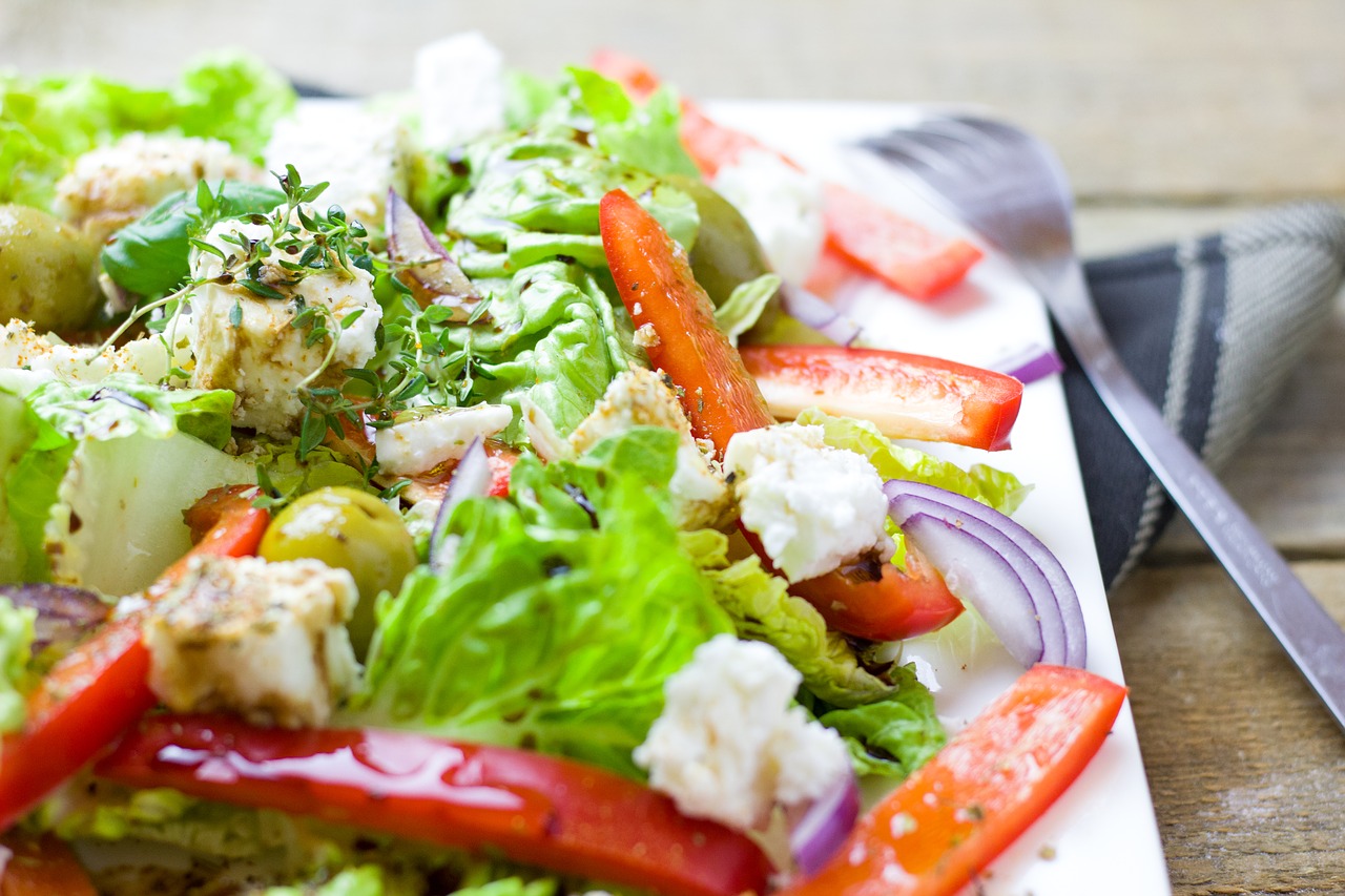 Греческий салат с креветками, авокадо и каперсами