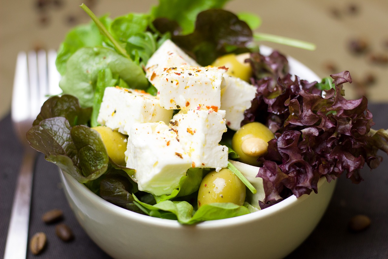 Салат с сыром проволоне