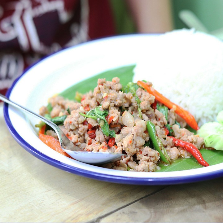 Тайская говядина с базиликом и рисом