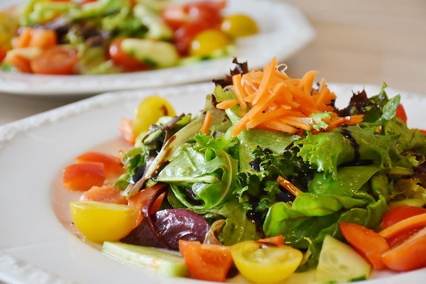 Рыбный салат со свежими овощами
