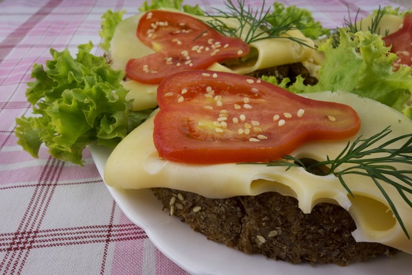 Бутерброд с овощами и сыром