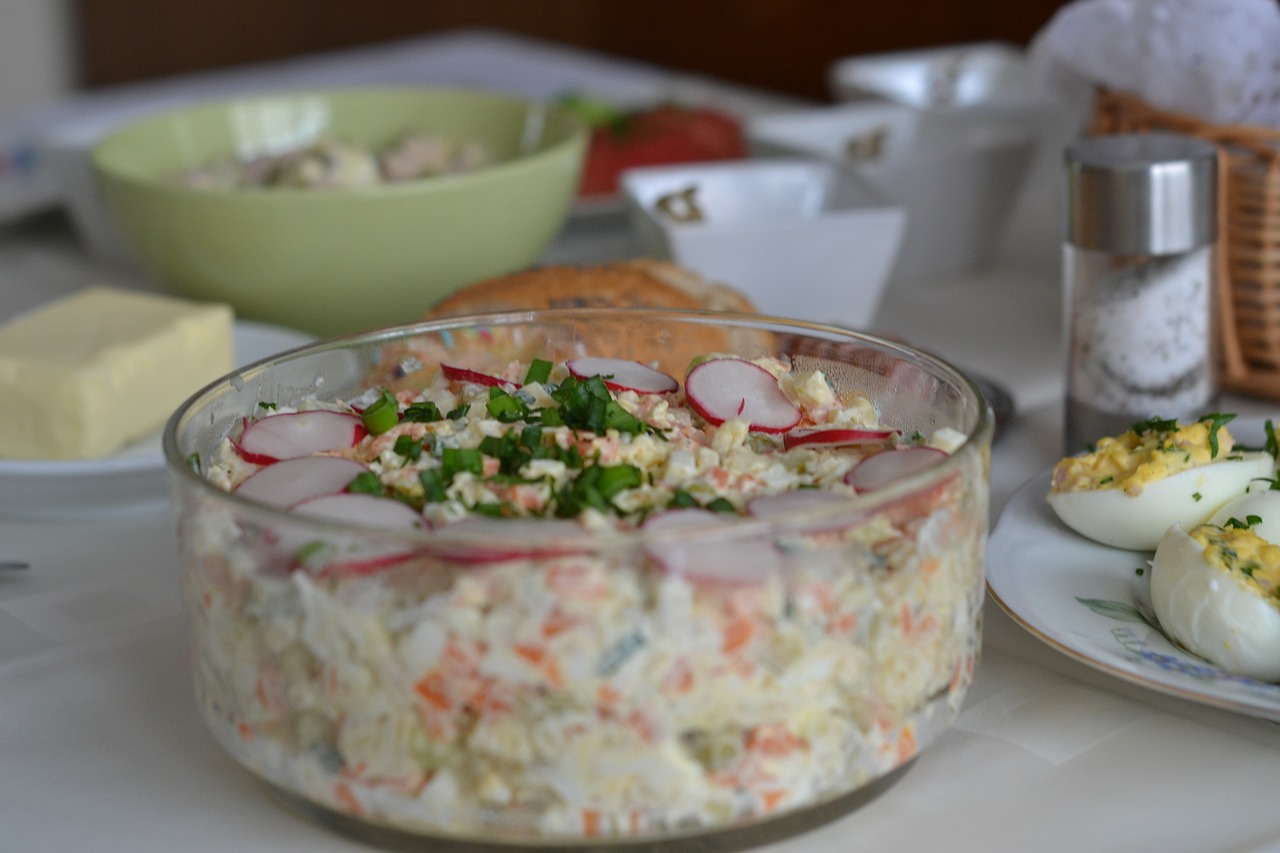 Салат с крабовыми палочками, рисом, яйцами и сыром 
