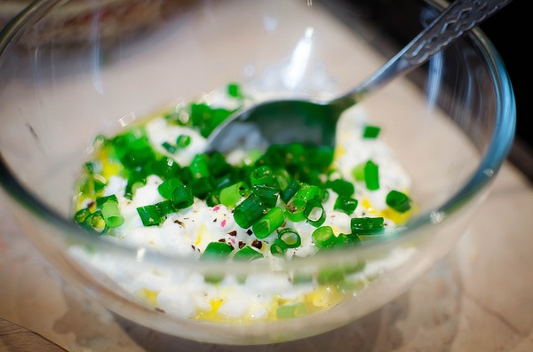 Сырный салат с яйцом и чесноком