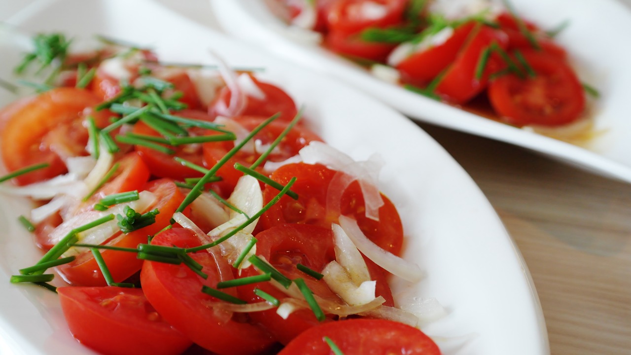 Салат с помидорами, болгарским перцем и творогом