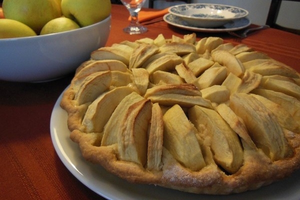 Как испечь вкусную шарлотку с яблоками — шарлотка на кефире, ряженке и сметане