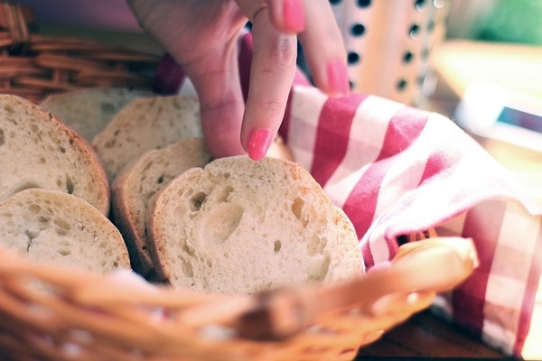 Швидко, смачно, поживно — 6 простих ідей, чим намастити шматок хліба