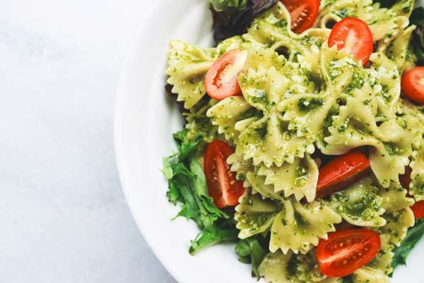 Простые и вкусные рецепты: как приготовить летний салат с макаронами