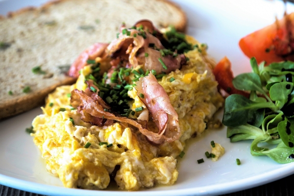 Готуємо ідеальний скрембл на сніданок — смачні рецепти і секрети