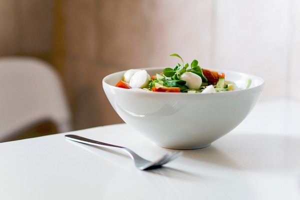 С пользой для здоровья и без вреда для фигуры — рецепты салатов с йогуртом