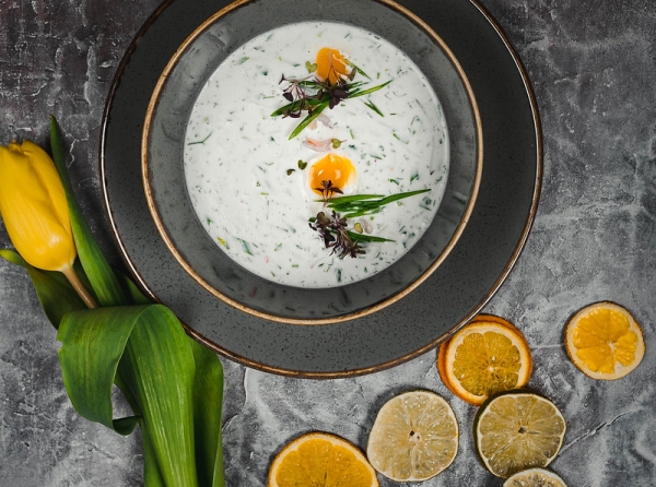 Готовим необычную и вкусную окрошку — 3 рецепта летнего супа